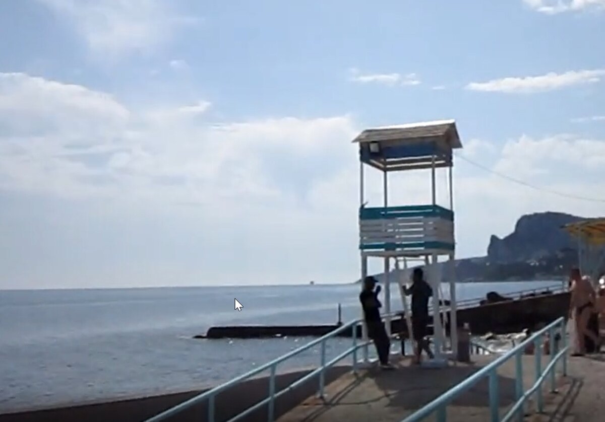 Будка спасателя на пляже Лягушка. Пока пустая - видимо работает.