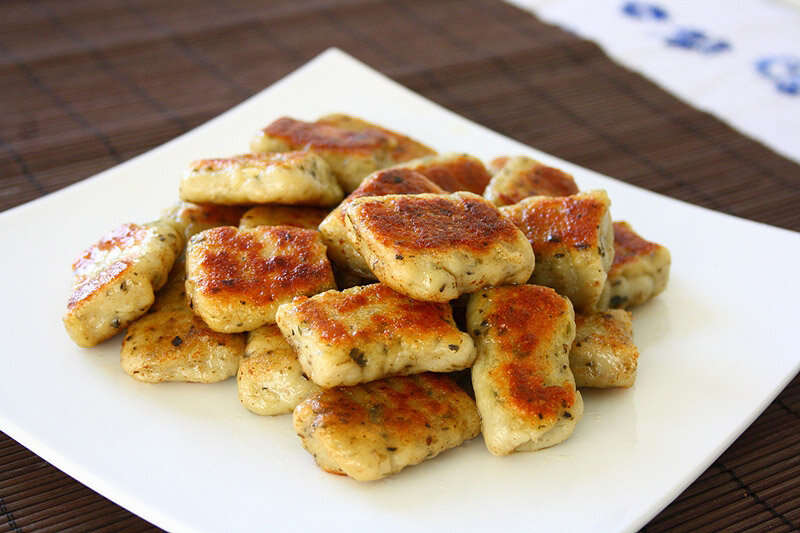 Галушки с беконом и чесноком, запеченные под сыром