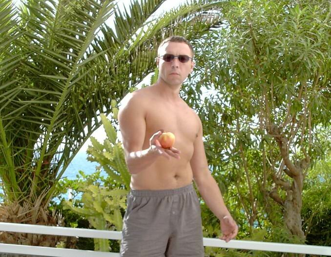 Находящийся в великолепной форме писатель демонстрирует, как устроен мир на примере неведомого тропического фрукта. 