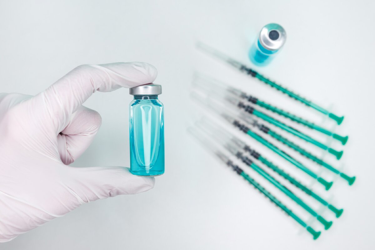 Существует также риск аллергических реакций. В состав вакцины может входить вещество, которое вступает в реакцию с алкоголем, что провоцирует немедленную аллергию. 