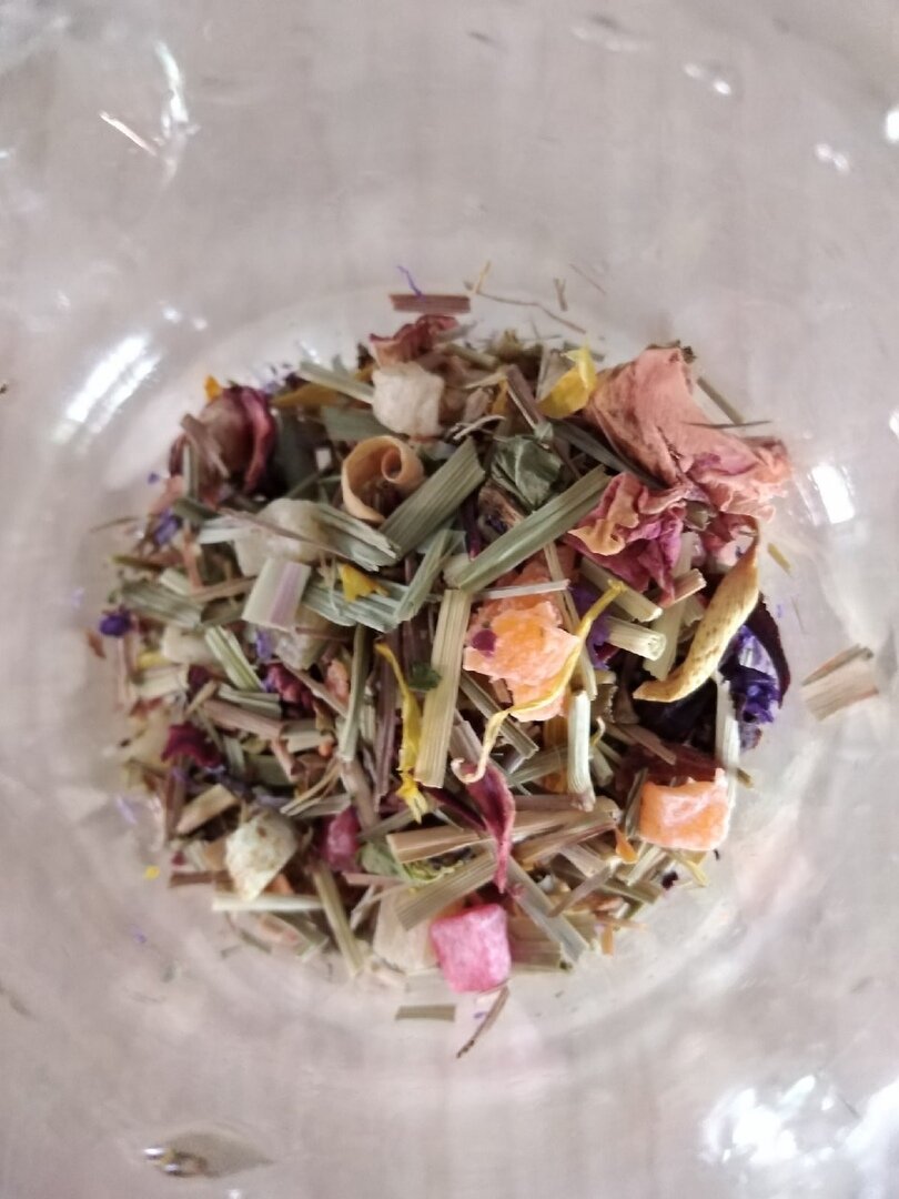 Кусочки фруктов и травка. Ягод я там не нашла. Только, если они совсем измельченные