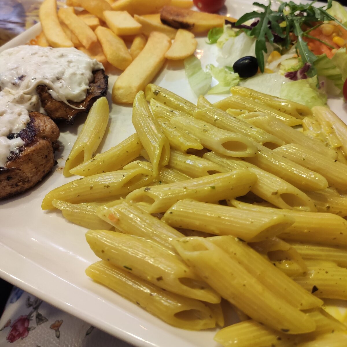 Большая тарелка с двумя отбивными из курицы, салат и два гарнира на выбор. Цена 480р