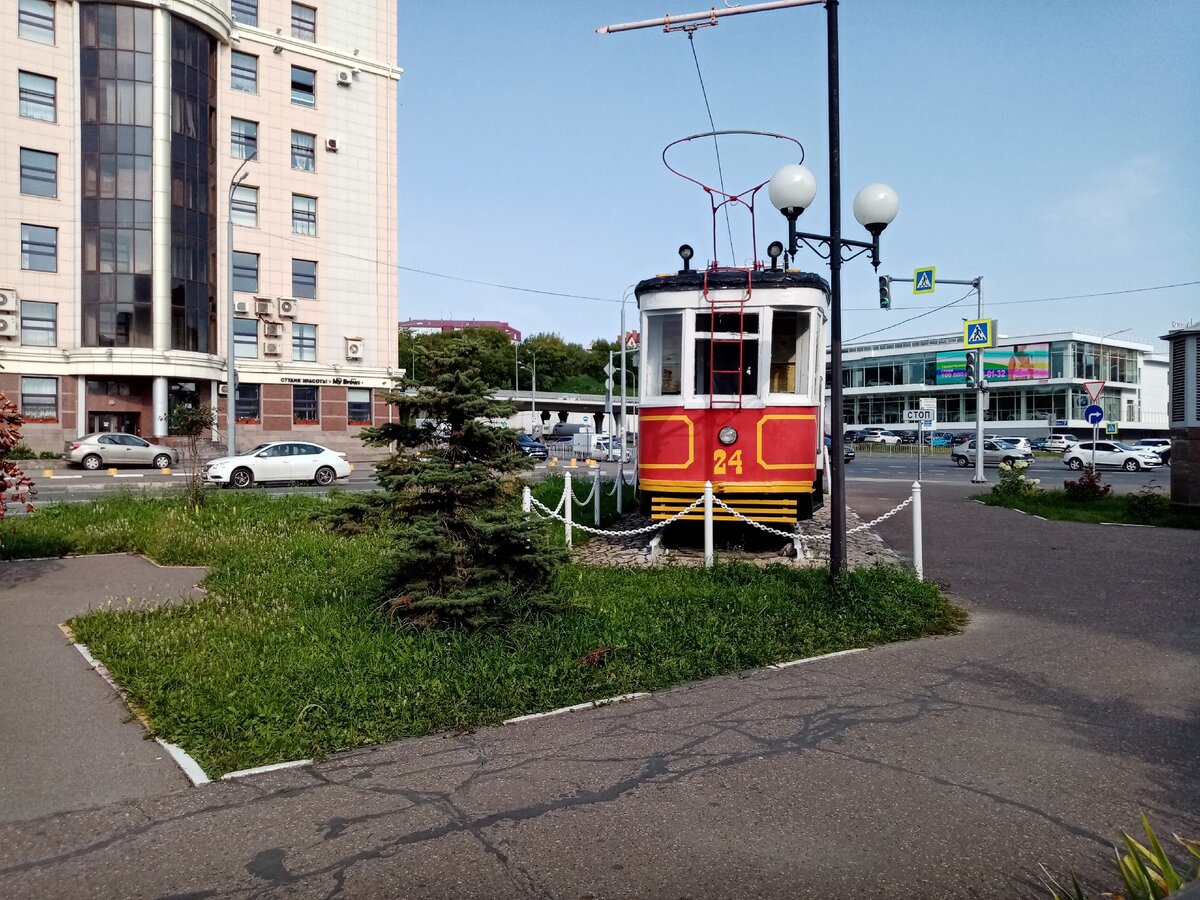 Здание управы слева.