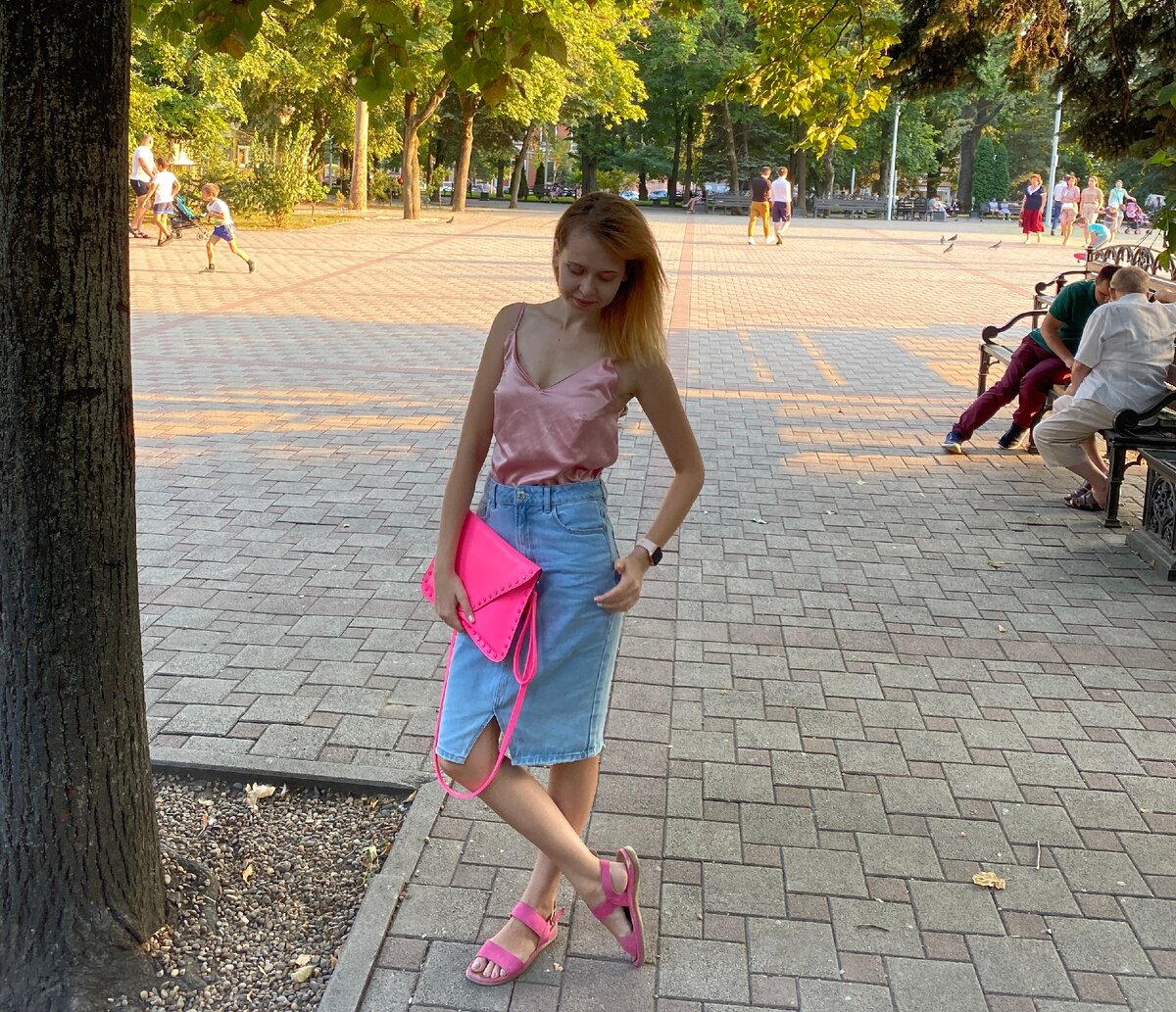 Вот так - можно. Колени прикрыты, ничего не видно. Нормально :) Фото мое