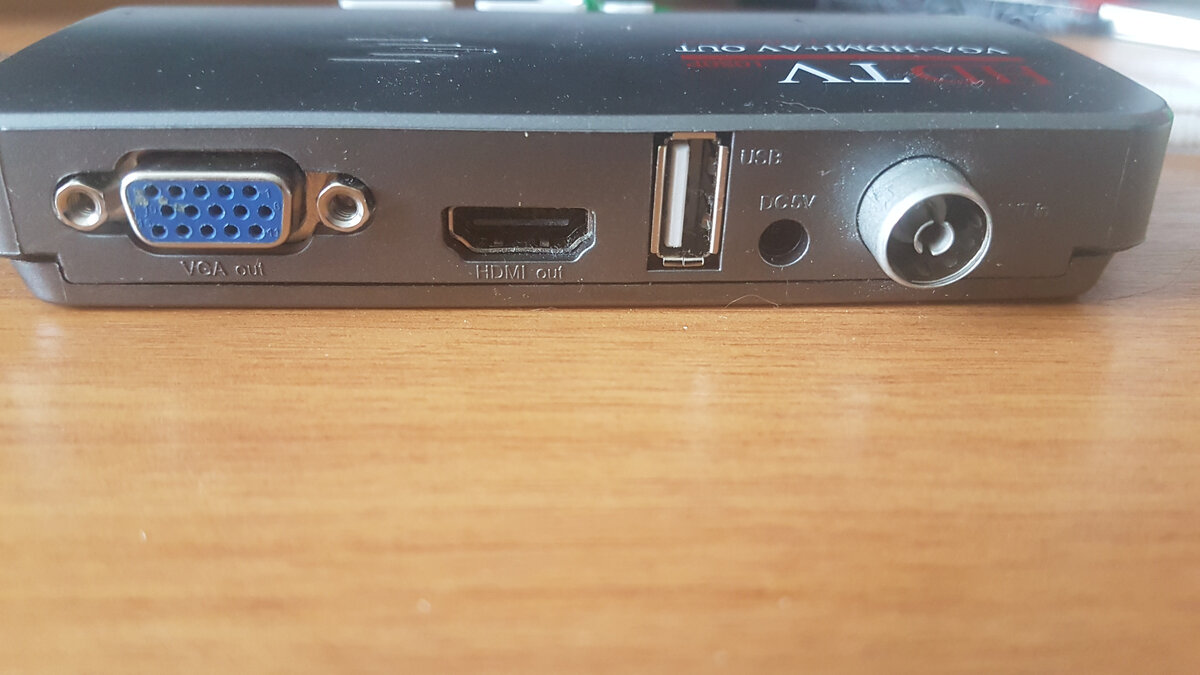 Приставка для приёма цифрового вещания с задней стороны