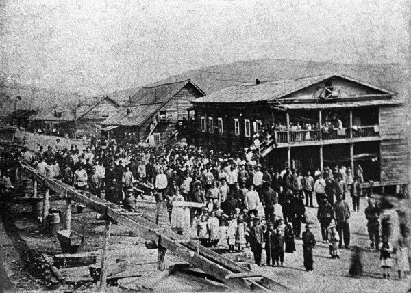 Рабочие ленских золотых приисков во время забастовки, 1912 г.