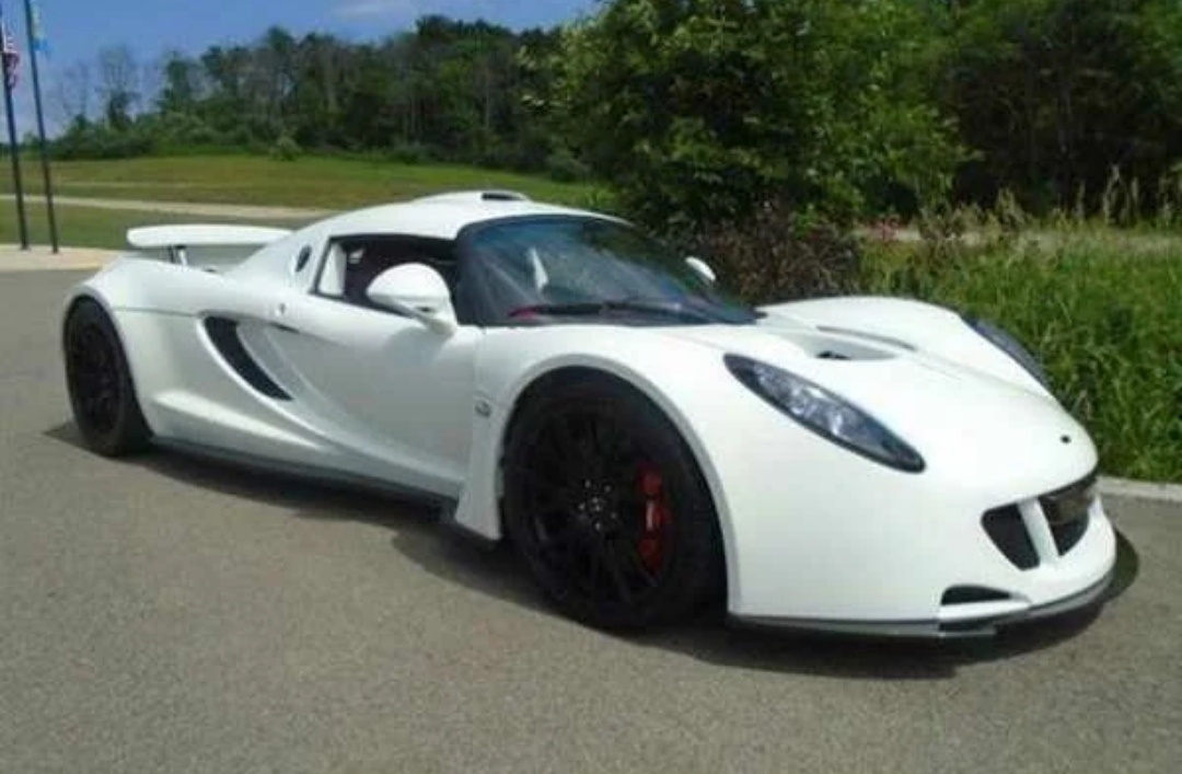 До сотни автомобиль разгоняется за 2,8 секунды. А до 300 км/ч – за 13,6 секунды, что является признанным мировым рекордом Гиннеса.