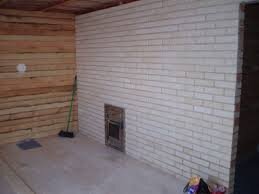 Кирпичная перегородка, оделяющая печь от предбанника.