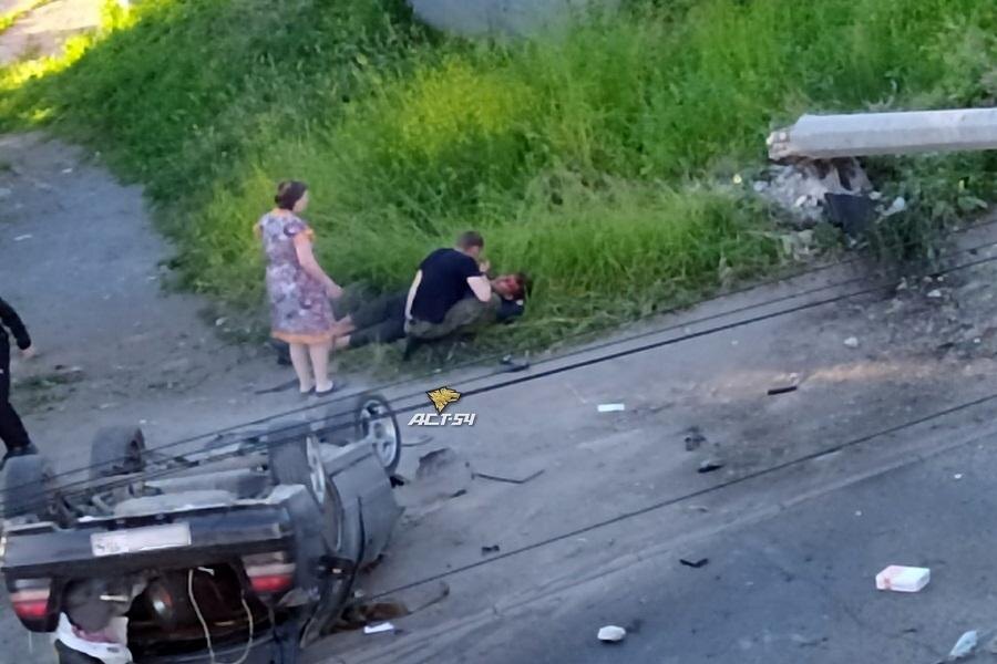 Двое мужчин на седане Nissan Cefiro попали в аварию на улице Народной ранним утром 23 июня. В ДТП пострадал один человек и столб – рухнувшая опора частично перекрыла проезд по улице, сообщается на странице «АСТ-54».

Один из мужчин лежал на траве рядом с автомобилем, его лицо было в крови. Машина в перевёрнутом виде была рядом. На место аварии оперативно прибыли медики и сотрудники ГИБДД. Все живы, машина в утиль. 