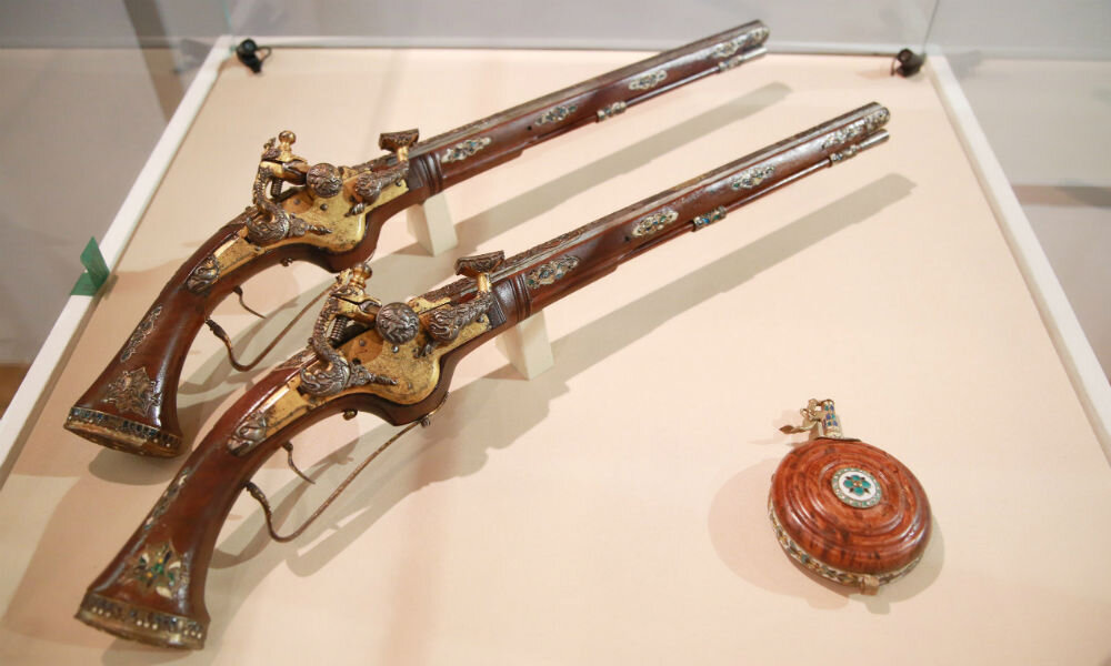 Государственный историко-культурный музей-заповедник «Московский Кремль». Пистолет с ударно-кремневым замком. Пара. Россия, Москва, вторая половина XVII в. Натруска. Россия, XVII в. Фото: https://vk.com/kremlinmuseums