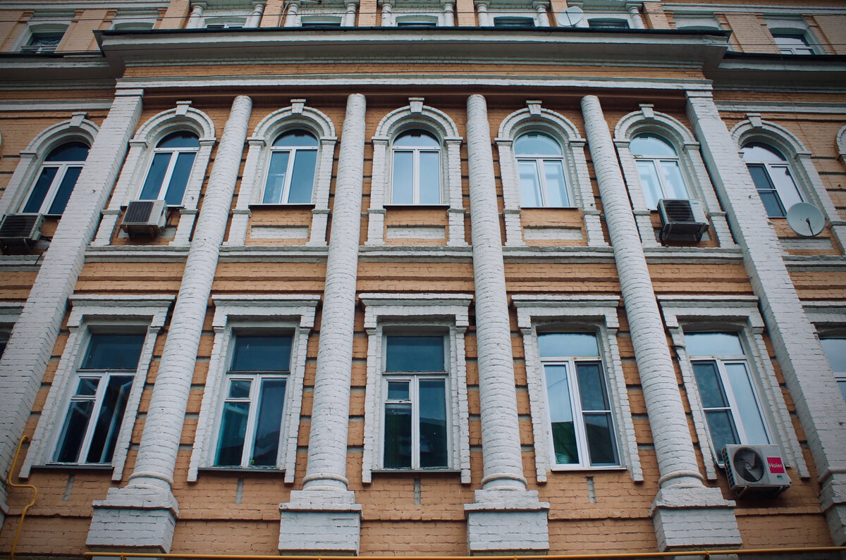 Старый дом в центре Москвы стал местом, где обосновался малый бизнес :)