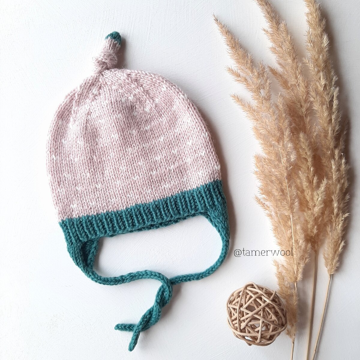 Начинаю с малышей. Связала на пробу шапку с "пипочкой" на макушке. Уж больно мило они смотрятся на фотках.😍