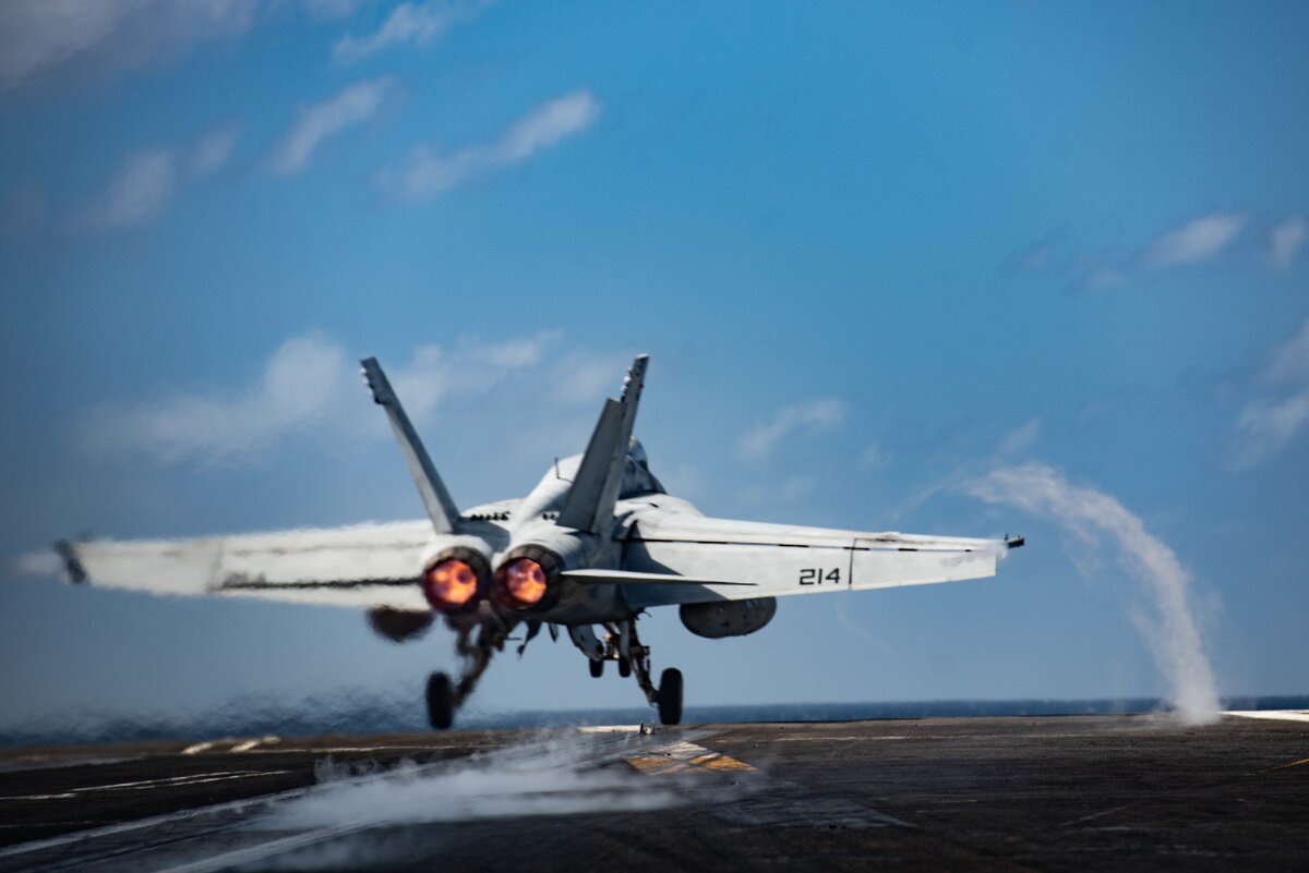 Истребитель ВМС США F/A-18E Super Hornet стартует с летной палубы авианосца класса "Nimitz" USS Ronald Reagan - Фото: ZUMA\TASS