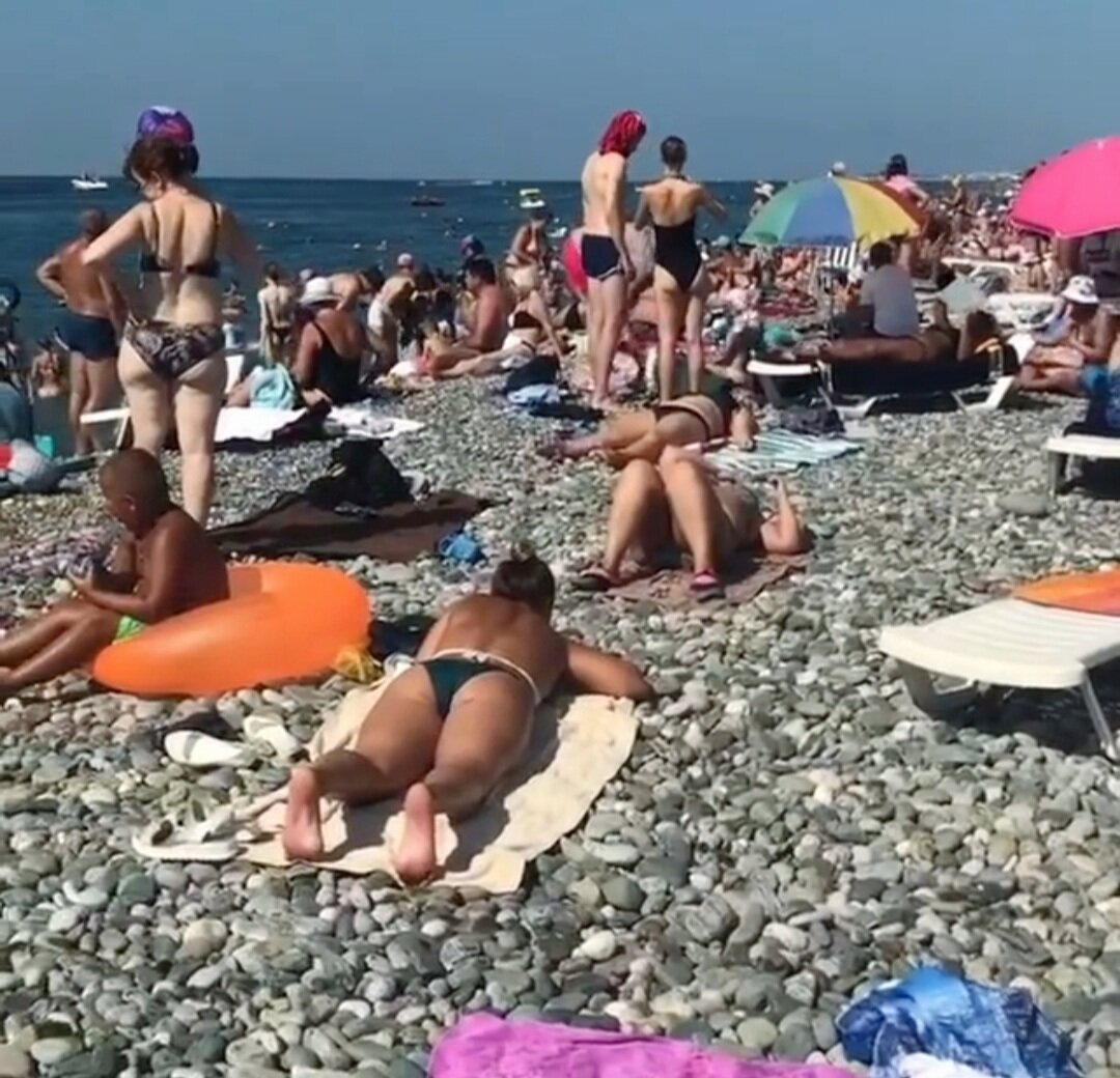 Это было вчера. На пляже не было свободного места. Людей очень много.