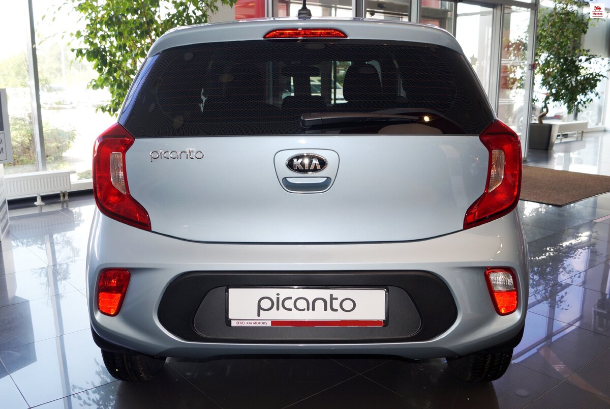 Запаркованные машины Kia Picanto