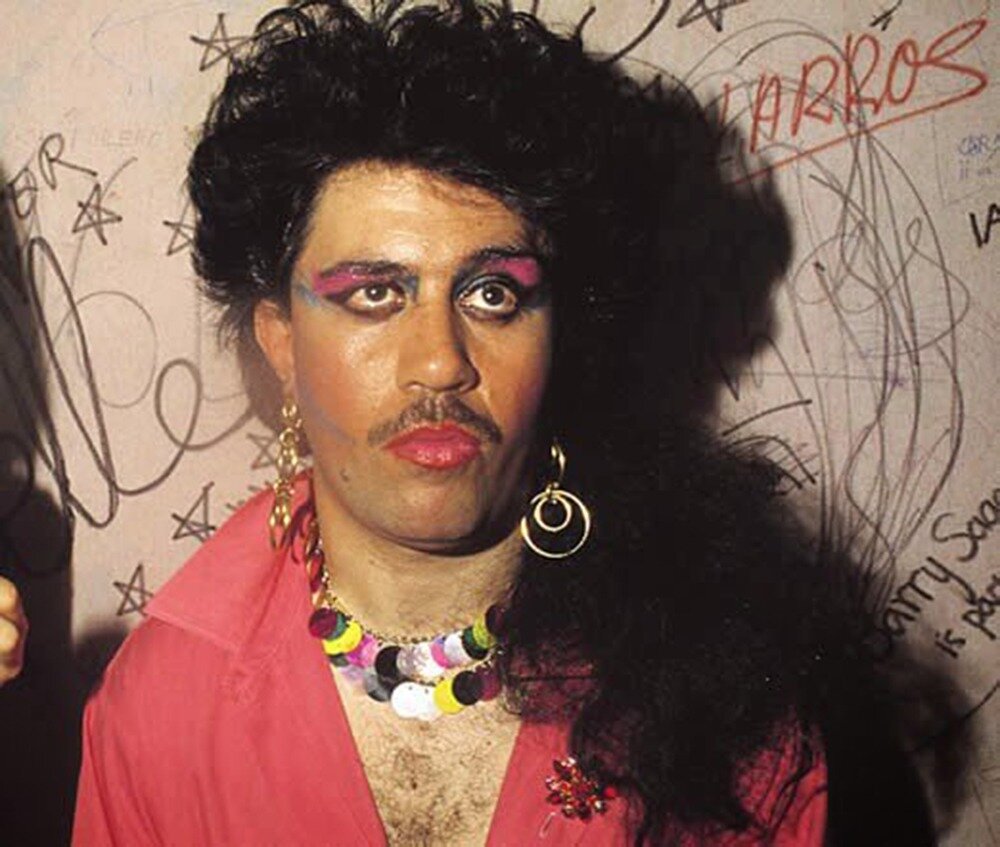 Педро Альмодовар времен выступления с группой "Almodovar y McNamara"- кадр из фильме «Пепи, Люси, Бом и остальные девушки» (1980)