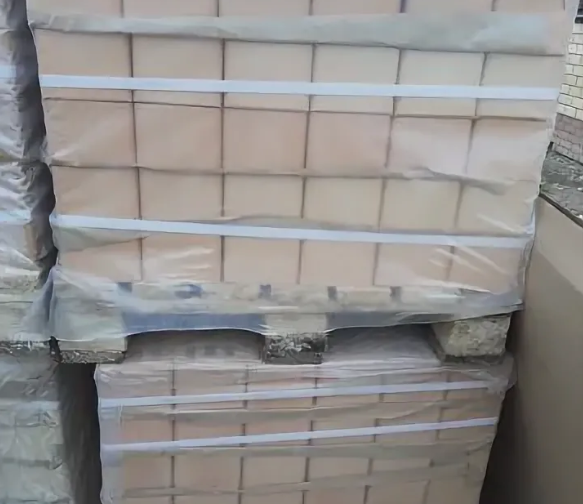 Чуть более темная партия пермского кирпича. Сильно заметен характерный разнотон.