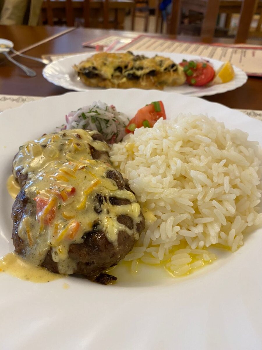 мясные мешочки с рисом - 180 рублей, рисовый гарнир - 60 рублей