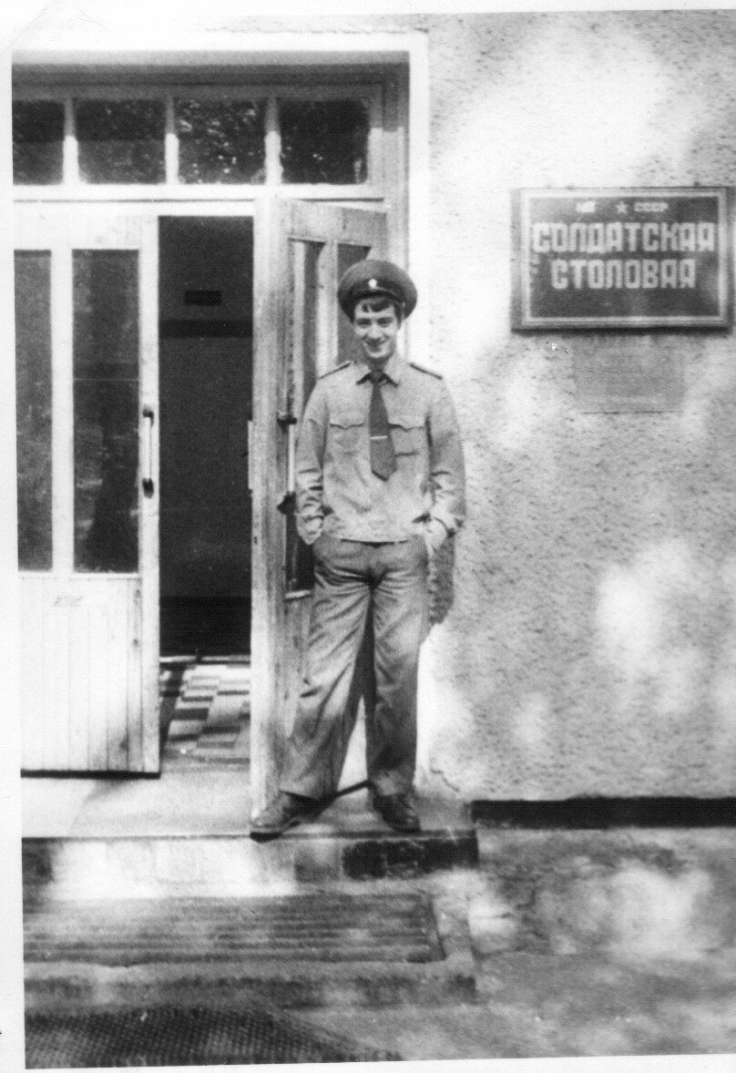 Начальник столовой... Пока такой худой...