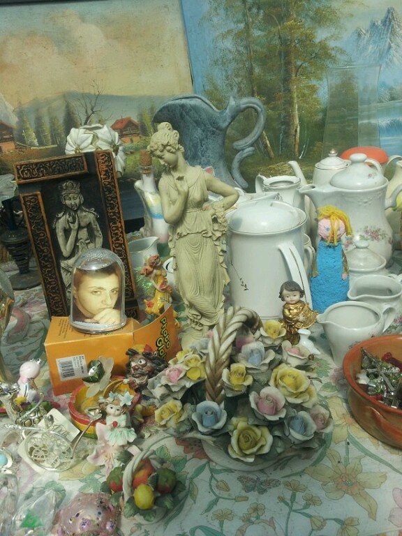С левой стороны серебряная безделушка...