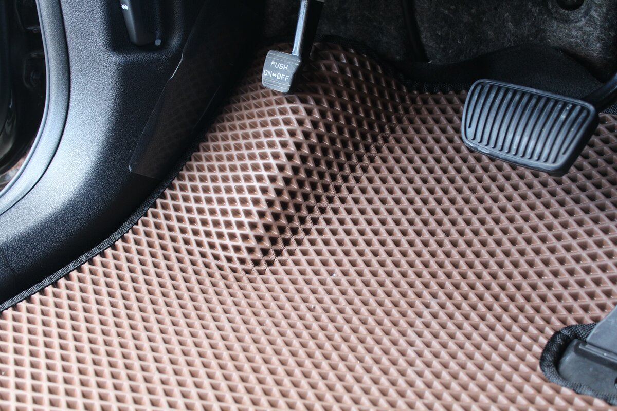 EVA коврик не дает ни одного шанса пыли и грязи попасть под него