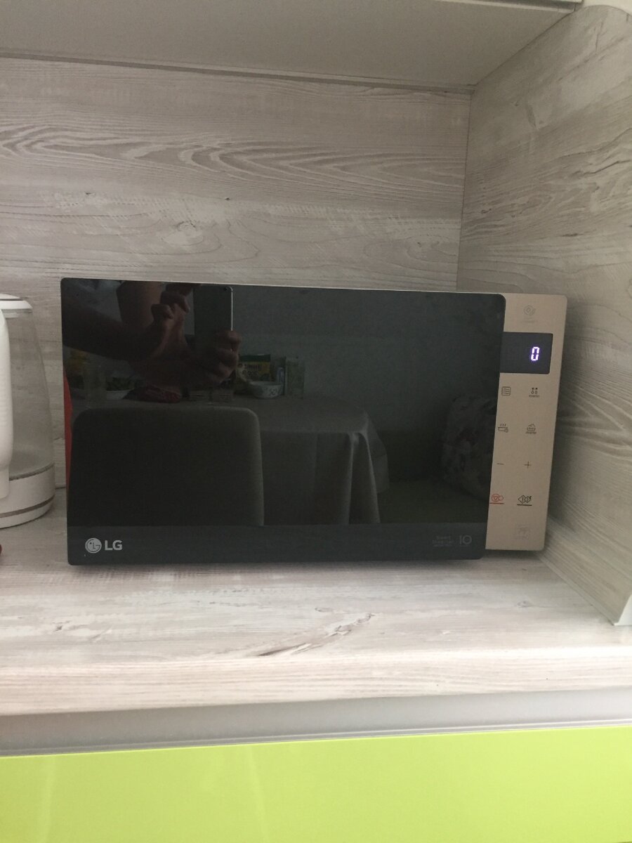Микроволновая печь LG MS2535GISH в интерьере.