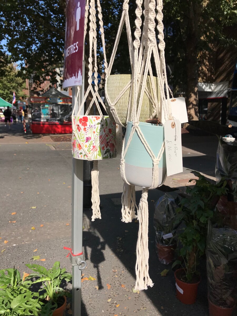 На рынке в городе Винчестер в Англии макраме стоят от £16 (1600 рублей). Фотография из личного архива