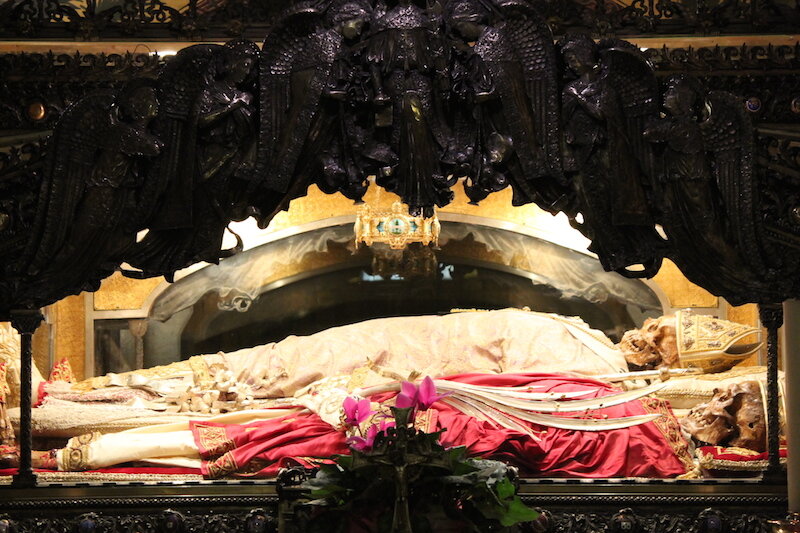 Мощи св. Амвросия Медиоланского в Свято-Амвросиевской базилике в Милане.