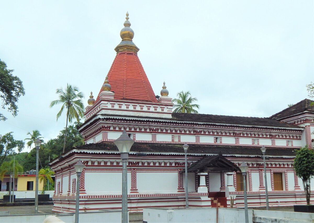 Вид на храм со стороны колодца (фото автора)