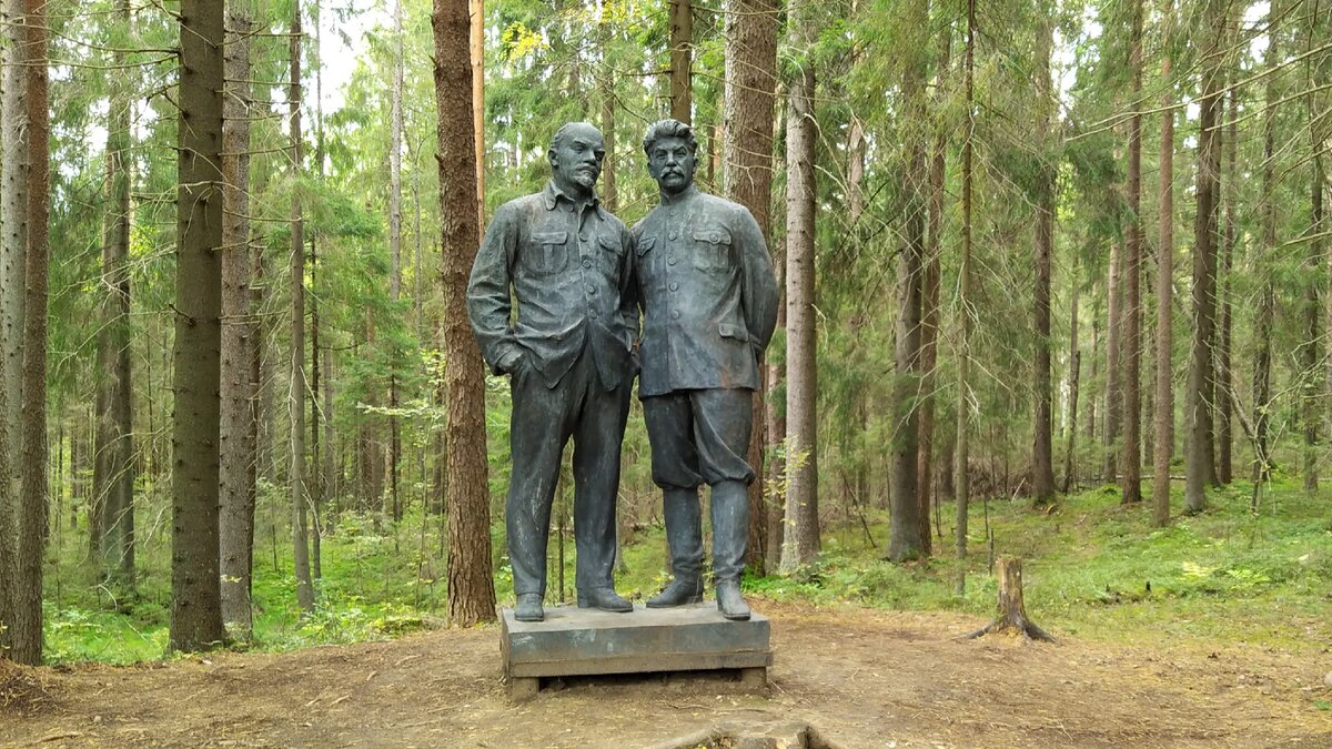 Бронзовый памятник Ленину и Сталину в Ялкале.