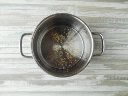 Как готовить ризотто? Подготовьте все необходимые продукты. Почистите кальмары, обязательно удалите хорду. Кальмары обдайте крутым кипятком, чтобы легко очистить. Отварите очищенные кальмары. В воду добавьте итальянские (прованские) травы, доведите до кипения и опустите тушки кальмаров. Варите две минуты, не больше, иначе кальмары будут жёсткими.