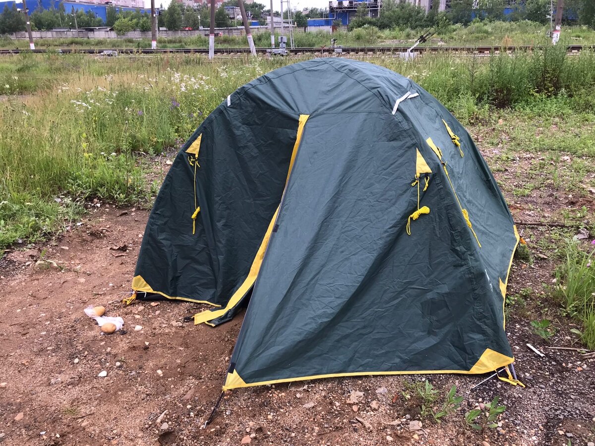 Укрытие от дождя, где мы прятались, не забыв отправить гонца за пополнением съестных припасов в магазин в соседнем со станцией поселке.