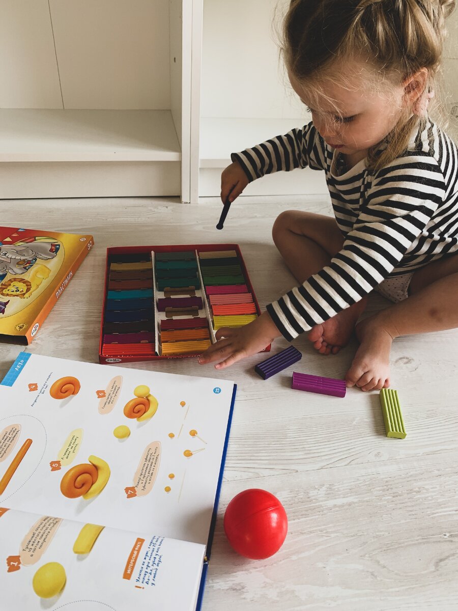 Ева выбрала улитку (но для начала нужно вытащить весь пластилин)