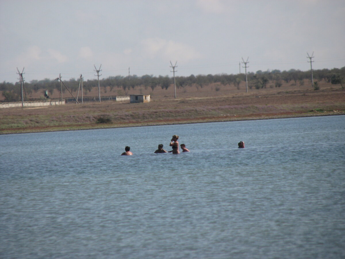 Озера с целебной грязью у поселка Межводное всегда полны отдыхающих...