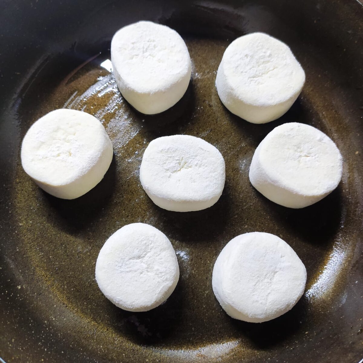 Простые сырники из творога на сковороде с мукой рецепт с фото пошагово