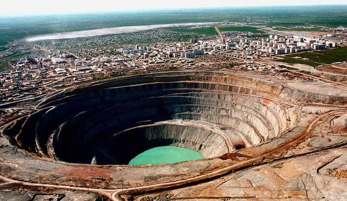 Шахта (кимберлитовая трубка) Мир - коренное месторождение алмазов, открытое в 1955 году.
