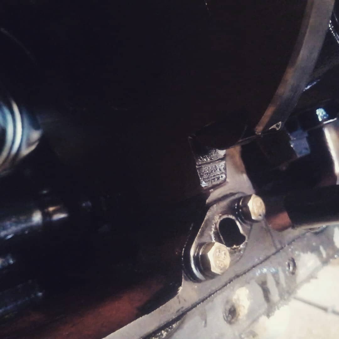 Место где обломилась масляная трубка.