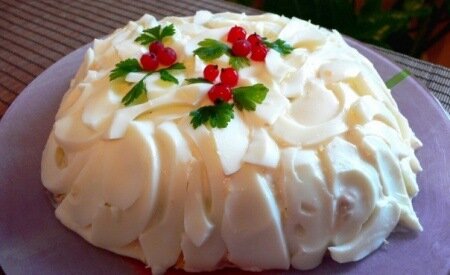 Салат «Бангладеш» — необычайно вкусный! 
�?нгредиенты:
— 4 ст.л. рис
— 5-6 шт. яйца
— 1 шт. яблоко
— 1 банка рыбные консервы (обязательно в масле: сардина, сайра, тунец, лосось)
— 1 шт. лук (маленький)
— 80 гр. масло сливочное
— 200 гр. майонез
— 1 ч.л. сахар
— 1 ст.л. сок лимонный

Приготовление
Рис отвариваю и остужаю.

Затем делаю соус: масло из рыбных консервов сливаю в отдельную посуду, добавляю ½ порции майонеза, лимонный сок и сахар.

Хорошенько размешиваю.

Варю яйца.

Отделяю белки от желтков.

Белки нарезаю тонкими пластинами.

Мелко режу лук.

Яблоки очищаю и натираю на терке.

Консервированную рыбу разминаю вилкой.

На блюдо выкладываю слоями салат:
— 1-й – измельченные желтки
— 2-й – половина измельченных рыбных консервов
— 3-й – с помощью вилки смазываю рис майонезом
— 4-й – натертое яблоко
— 5-й – вторая половина рыбных консервов которые смешиваю с луком
— 6-й – сливочное масло натертое на терке (рекомендую предварительно его заморозить).

Салат заливаю уксусом, не спеша, начиная середины и немного к краям. Сверху красиво разлаживаю порезанный белок. Украшаю брусникой и мятой. Для пропитки, ставлю в холодильник на 2 часа.

Приятного аппетита!