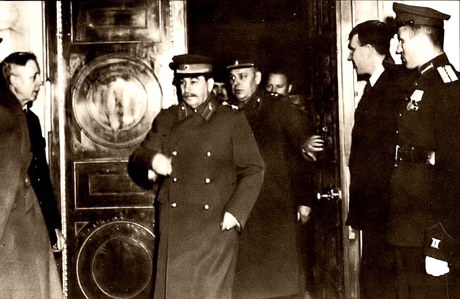 И.С.Сталин с охраной. Яндекс картинка.