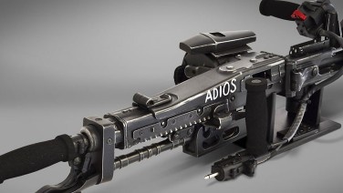      Многие завидуют Васкес из фильма "Чужие" , у которой был автомат М56 с надписью "ADIOS". Есть лицензированная копия такого оружия в натуральную величину, 150см. в длину и весит 7,5кг. Автомат выпущен всего 150 шт. Стоимость примерно 590 евро.