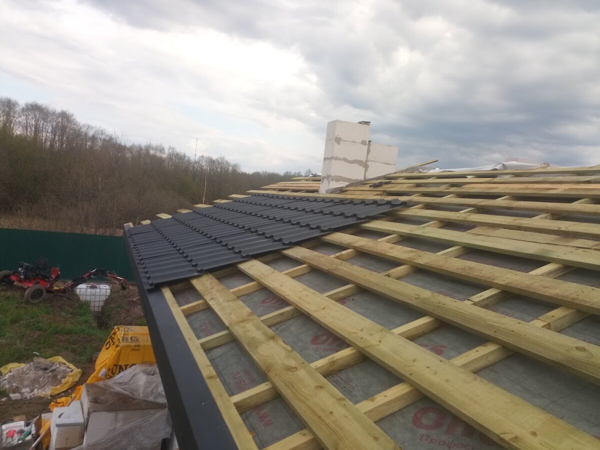 Гидроизоляция конька крыши из металлочерепицы