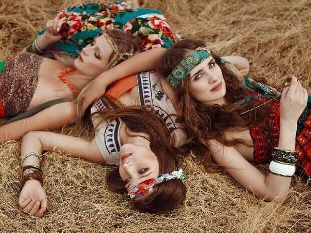 Книга "Девочки" Эммы Клайн  - атмосферный текст о феминизме в антураже пьянящих 1960-х, где за разговорами о мире и любви нередко скрывались кровавые драмы поломанных судеб.