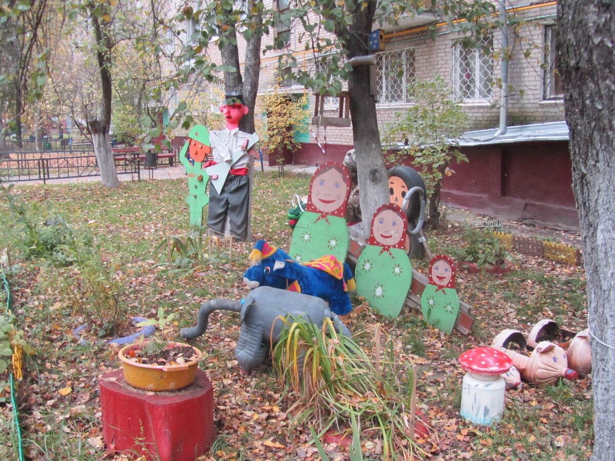 Мой восторг и ужас от московских палисадников. И при чем тут современное  искусство. | Ностальгия Лены Ло | Дзен