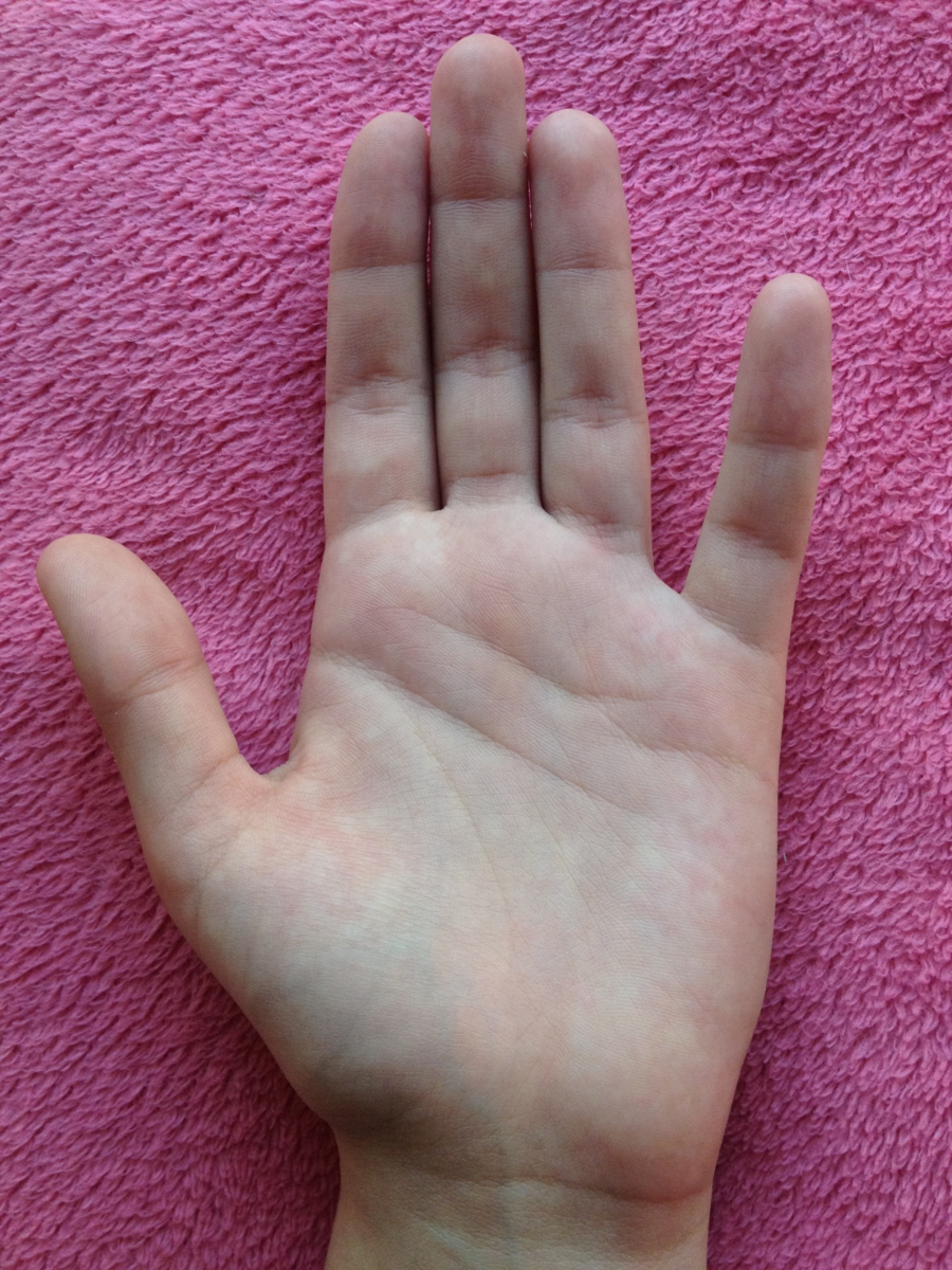 Линия сердца вниз. Вторая линия сердца. Треугольник на линии сердца. Короткая линия сердца. Короткая линия сердца на руке.