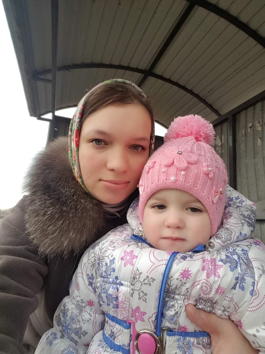 с дочкой на остановке