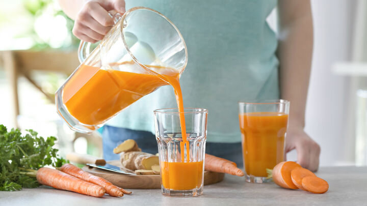 Принято считать, что проблемы со зрением заложены в нас на генетическом уровне. Если ваши родители, бабушки и дедушки носили очки по тем или иным причинам, то и вас сложности со зрением не обойдут стороной. Действительно, определенная доля правды в этом есть, но не стоит забывать о том, как сильно изменились окружающие нас бытовые условия за последние 50 лет. Резкое увеличение числа гаджетов в нашей жизни за последние десятилетия несет не только улучшение качества и комфорта жизни, но и огромную нагрузку для организма человека. В первую очередь речь идет конечно же о зрении. 
Негативное влияние на зрение начинается в самом нежном возрасте – в момент, когда оно еще не до конца сформировано. К плохим последствиям приводит ранняя привычка детей смотреть телевизор, а также постоянное взаимодействие с планшетами и телефонами. Ситуация усугубляется в школе – из-за возрастающих новых нагрузок на зрительный аппарат и необходимости постоянного напряжения глаз при чтении и письме. Во взрослом возрасте сюда добавляются ежедневная работа за компьютером, малоподвижный образ жизни и возрастные особенности.

Все это постепенно ведет к тому, что даже при хорошем от рождения зрении с возрастом его качество неуклонно ухудшается, что создает проблемы в повседневной жизни. Естественно, что человека, заметивший эту неприятную тенденцию, начинает задаваться вопросом, как можно улучшить зрение и какие способы профилактики могут помочь.