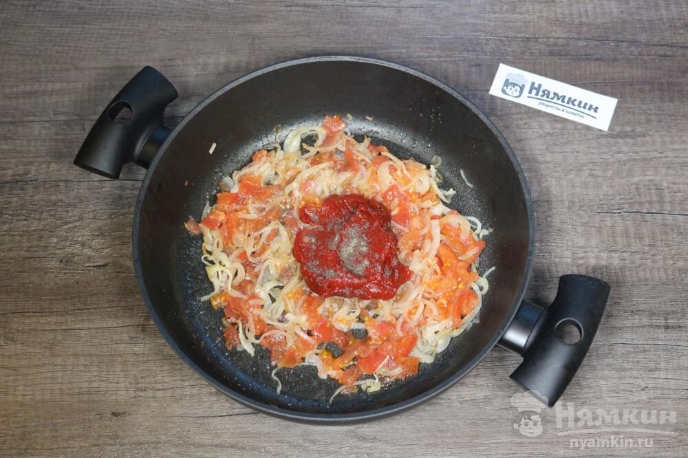 3. Помидоры (уже без кожицы) нужно нарезать кубиками. Вновь поставить на плиту сковороду с уже прозрачным луком, добавить кубики помидоров, томатную пасту. Также посолить и поперчить по своему вкусу. Время от времени помешивая содержимое сковороды, тушить овощи еще около 6 мин