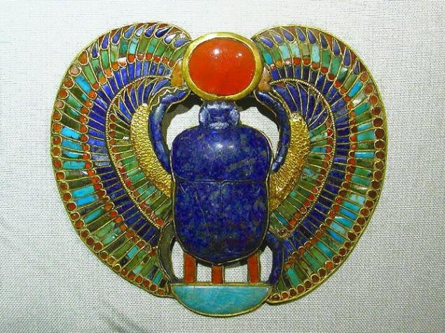 Это украшение - древнеегипетская священная фигурка скарабея