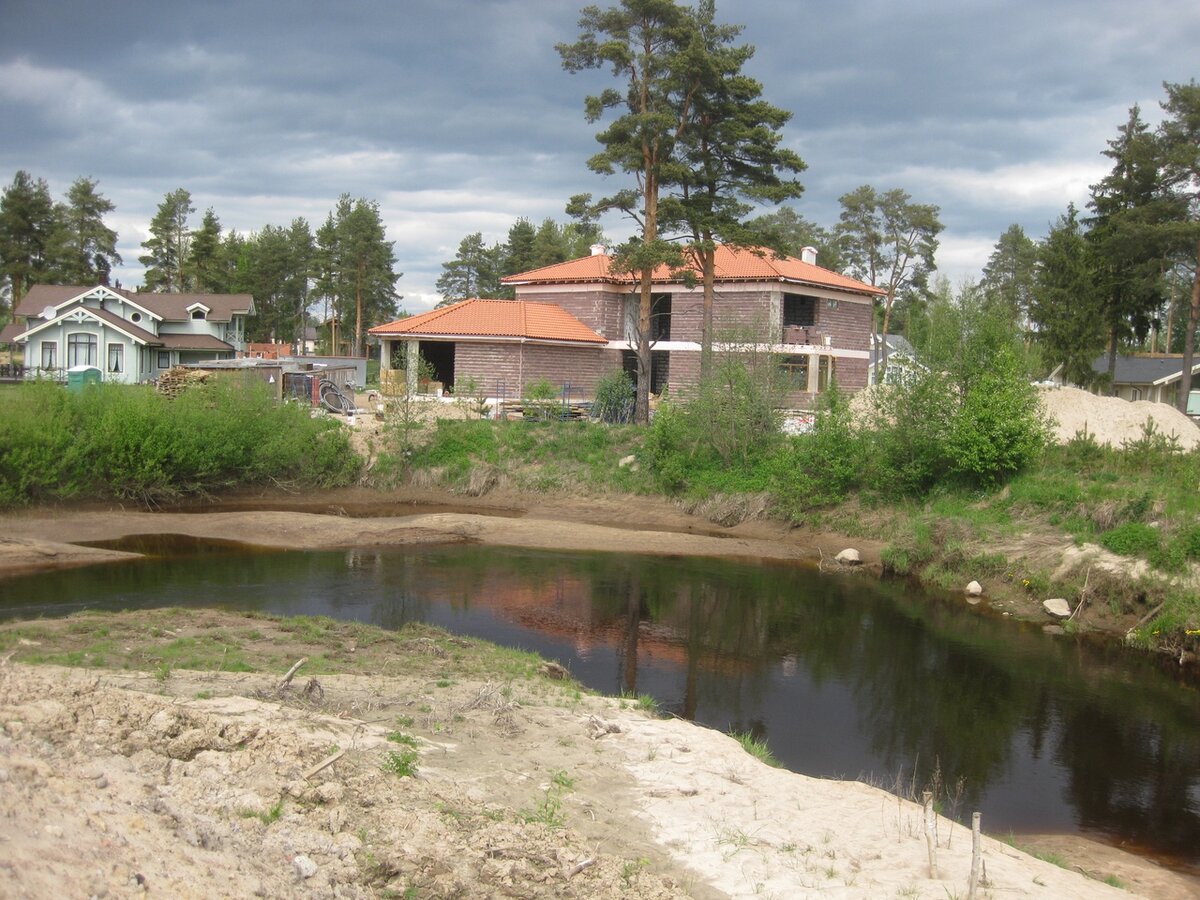 Так выглядят уже застроенные берега реки Сестры выше по течению.