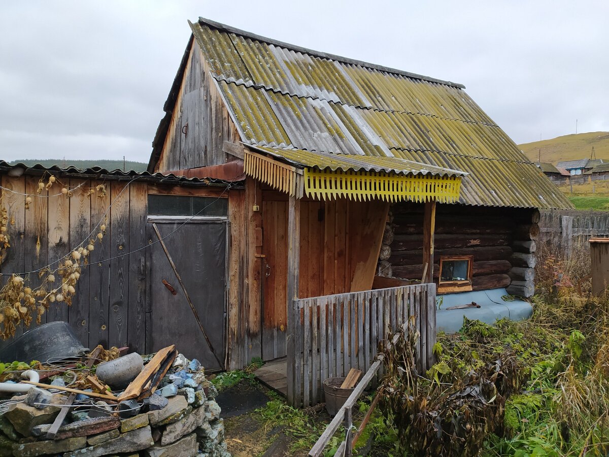 Такая баня досталась нам вместе с деревенским домом. Фото автора